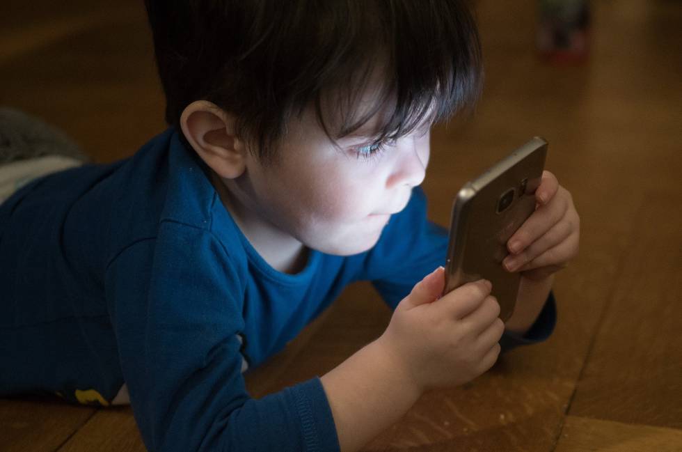 Cuide los ojos de su niño por exposición a pantallas