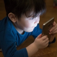 Cuide los ojos de su niño por exposición a pantallas