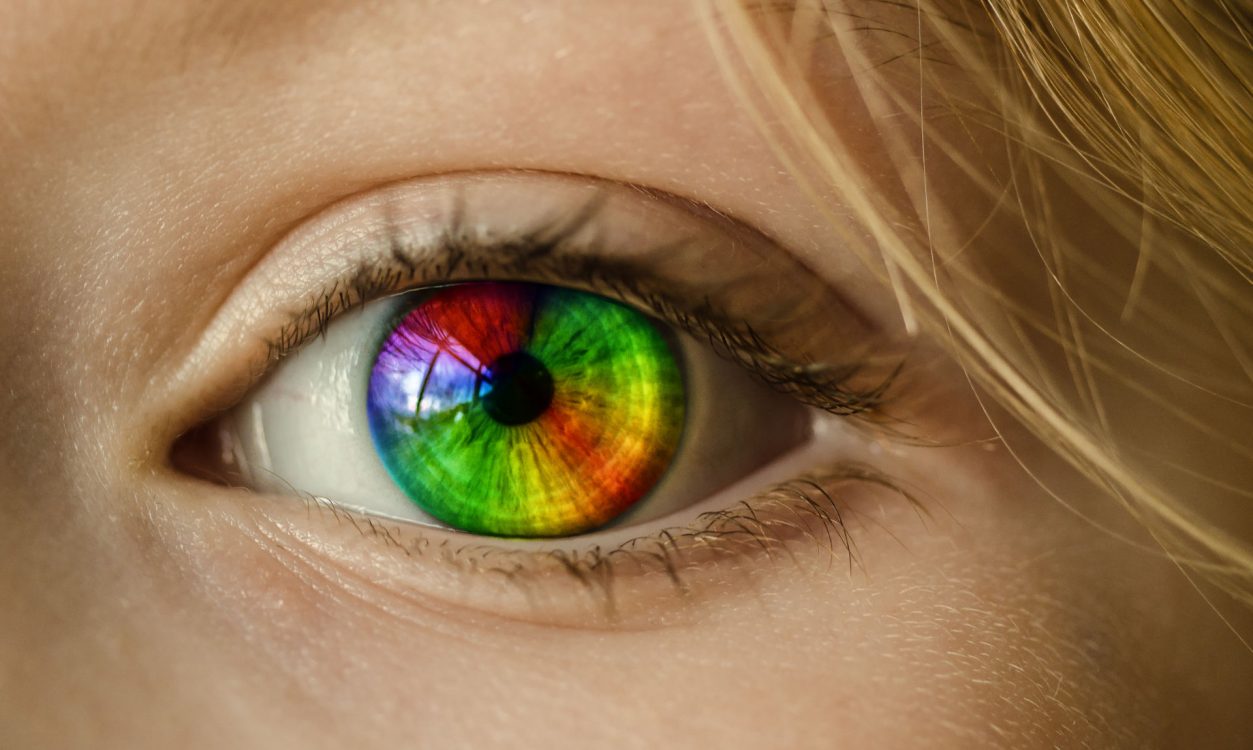 Peligro: los lentes de contacto de colores pueden dañar sus ojos